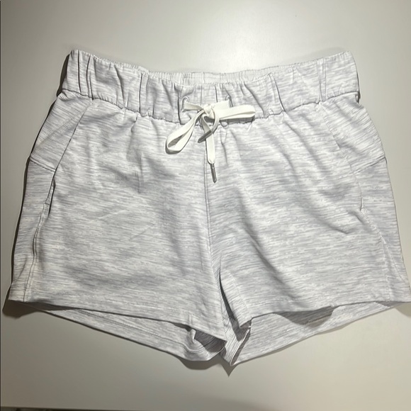 lululemon athletica Pants - Lululemon On The Fly Short 2.5" Size 6